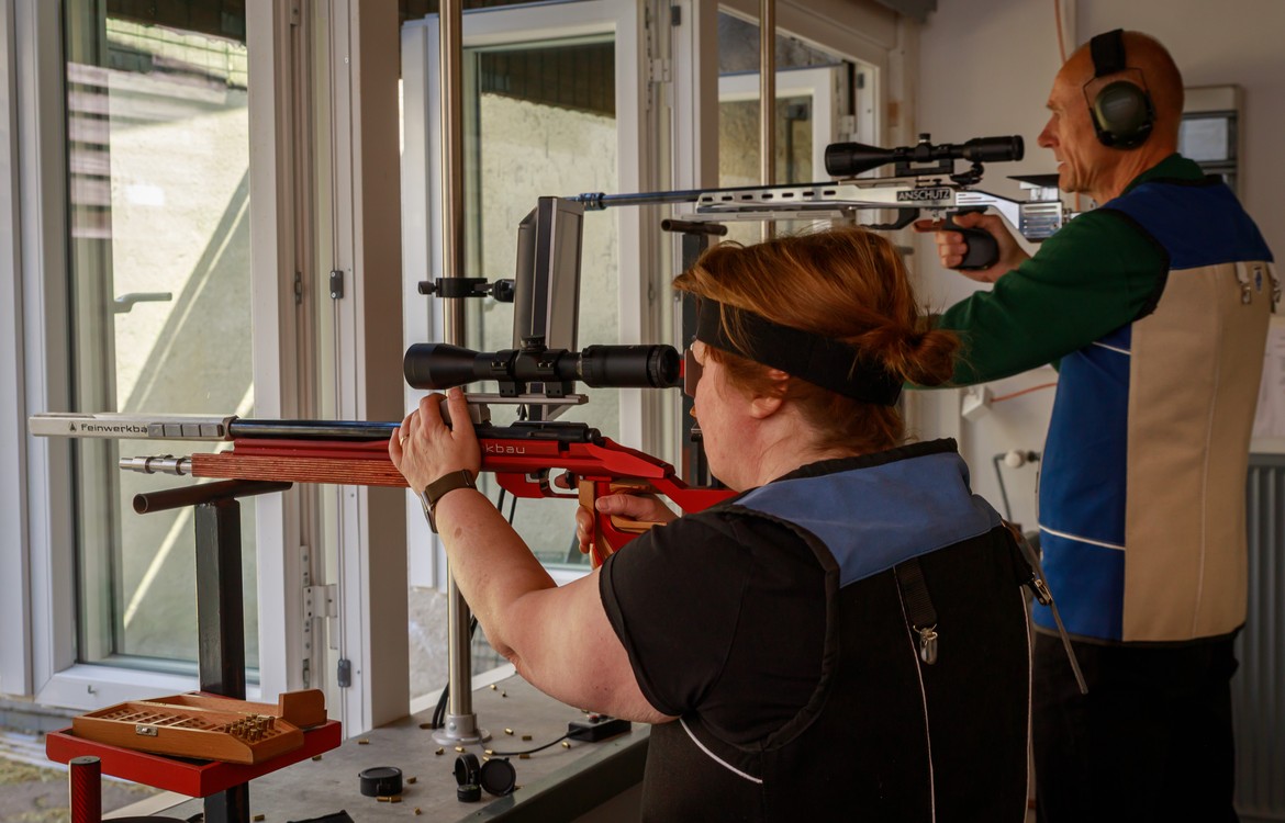 Sportschützen beim Training im Vereinsheim