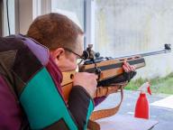 Sportschütze mit Kleinkalibergewehr am Schießstand