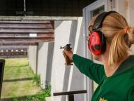 Sportschützin mit Kleinkaliberpistole am Schießstand