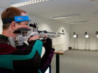 Sportschütze mit Luftgewehr am Druckluftstand