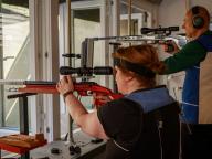 Sportschützen beim Training im Vereinsheim