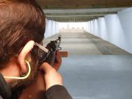 Sportschütze mit Ordonnanzgewehr am Schießstand