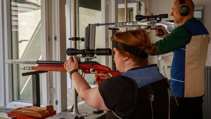 Sportschützen beim Training im Vereinsheim