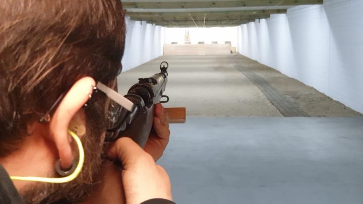 Sportschütze mit Ordonnanzgewehr am Schießstand