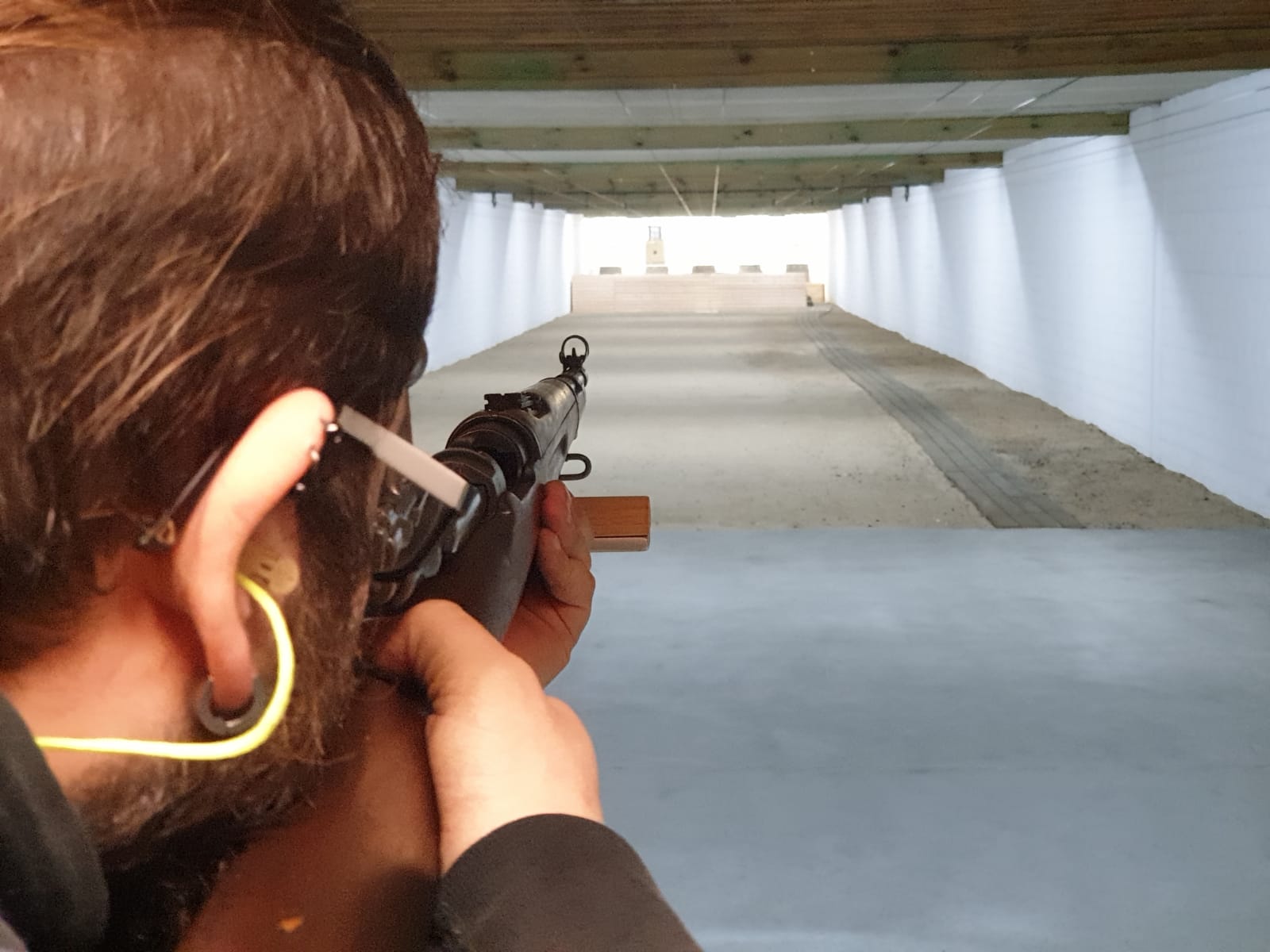 Sportschütze mit Ordonnanzgewehr am Schießstand